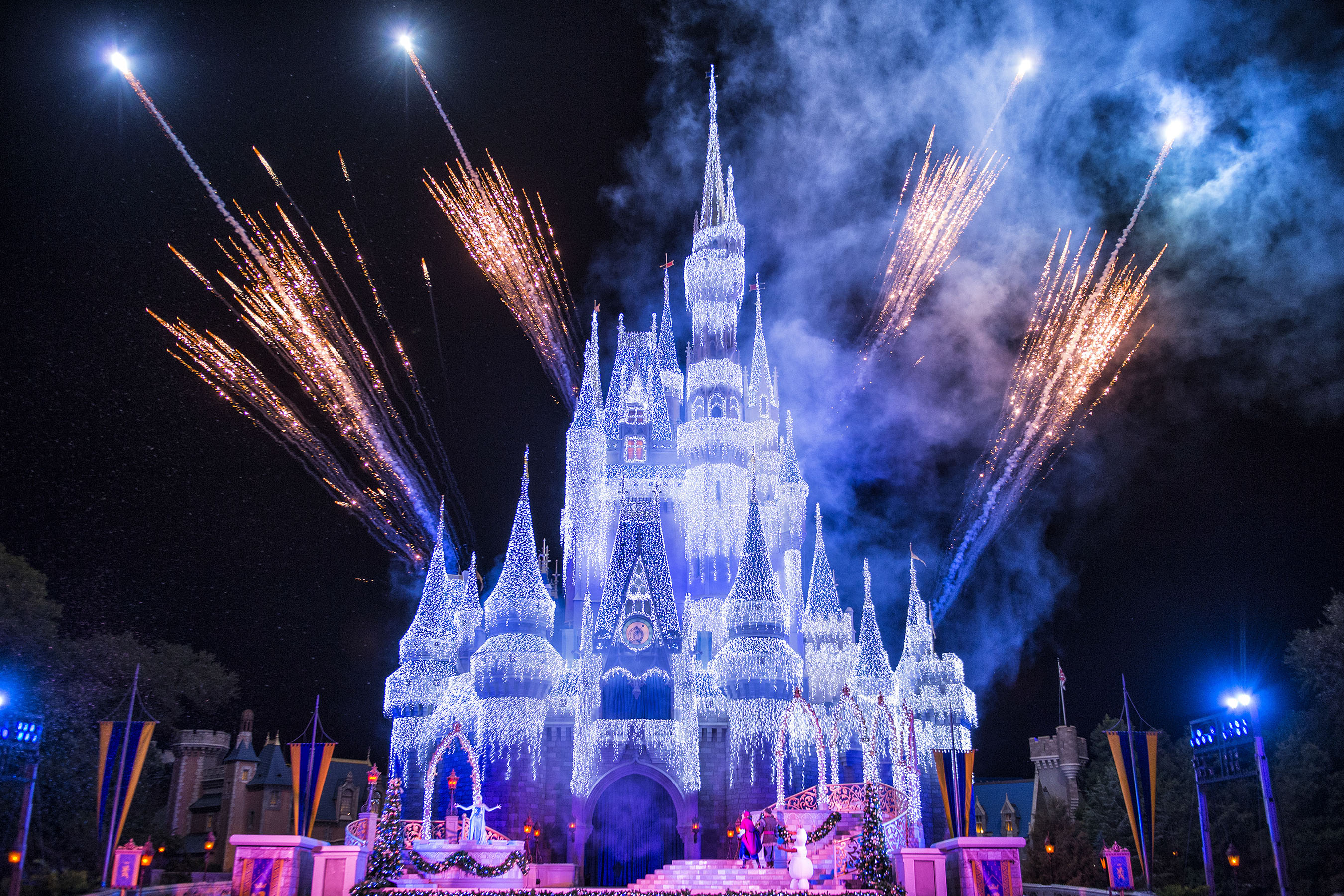 ‘A Frozen Holiday Wish’ Begins at Magic Kingdom Park Tonight Disney