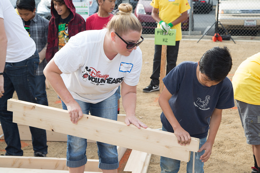 Disney Voluntears American Heart Ociation And Walt Disney Voluntears American Heart Ociation And Walt Elementary School Build First Teaching Garden In
