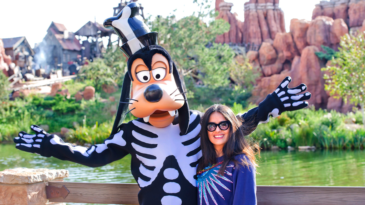 Salma Hayek poses with Goofy at Disneyland Paris