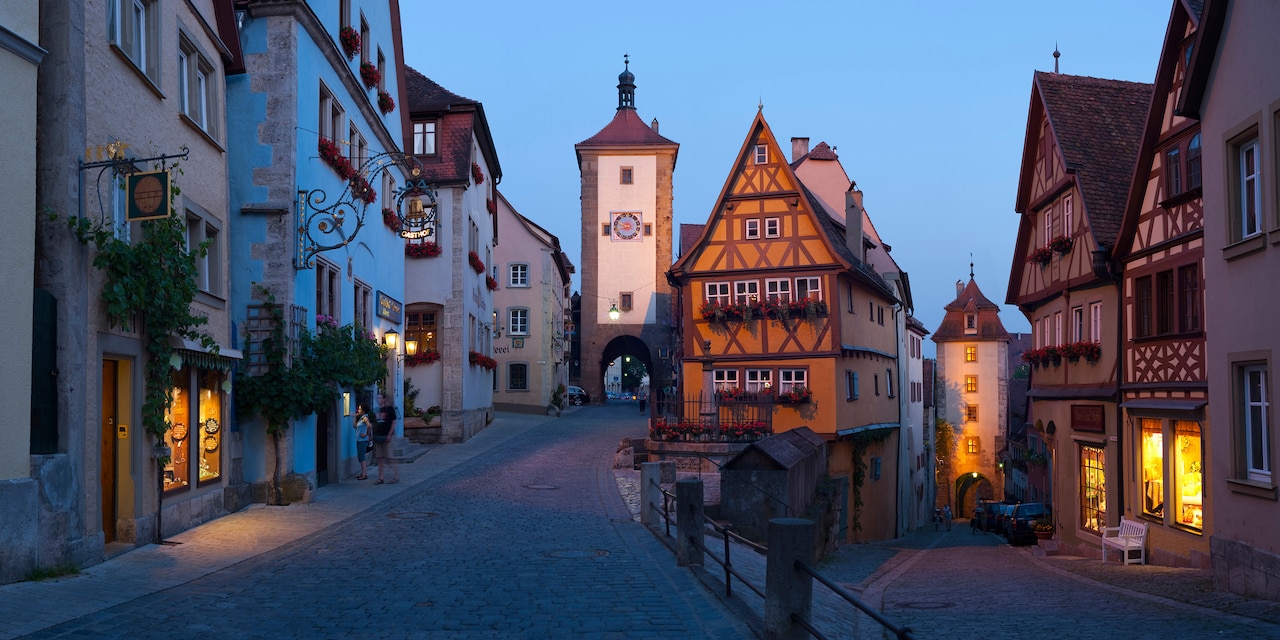 Tập Truyện Ngắn Tình Cảm: Một Nửa Người Đàn Ông  Adventures-by-disney-europe-germany-hero-05-rothenburg