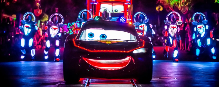Lightening McQueen, Mack y algunos artistas desfilan en el Paint the Night Parade
