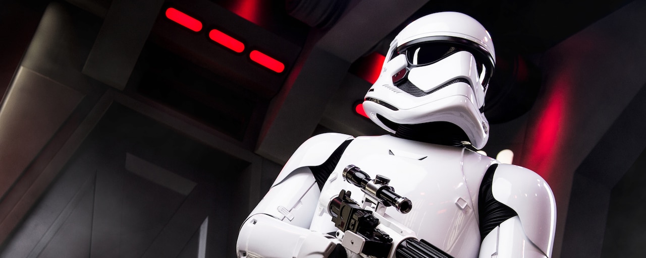Un Soldado de Asalto de Star Wars busca con rifle bláster en mano a un destructor de la Estrella