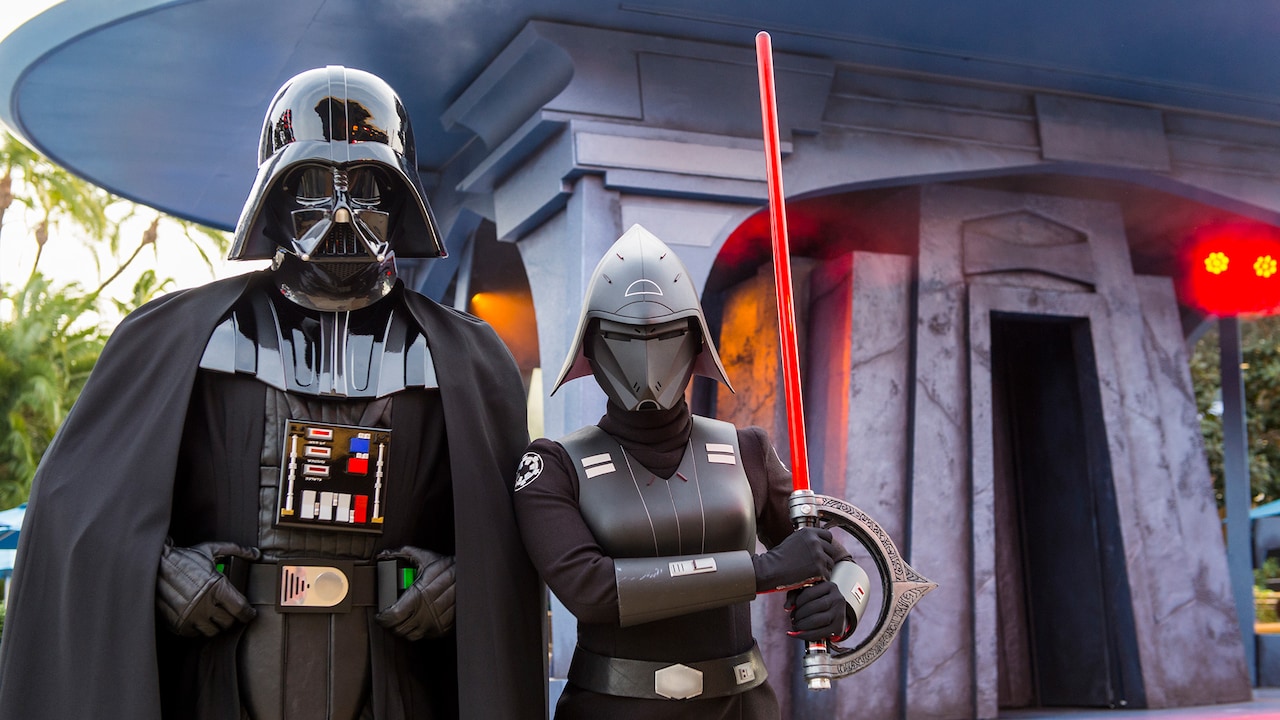 Darth Vader y una guardia con un sable de luz rojo