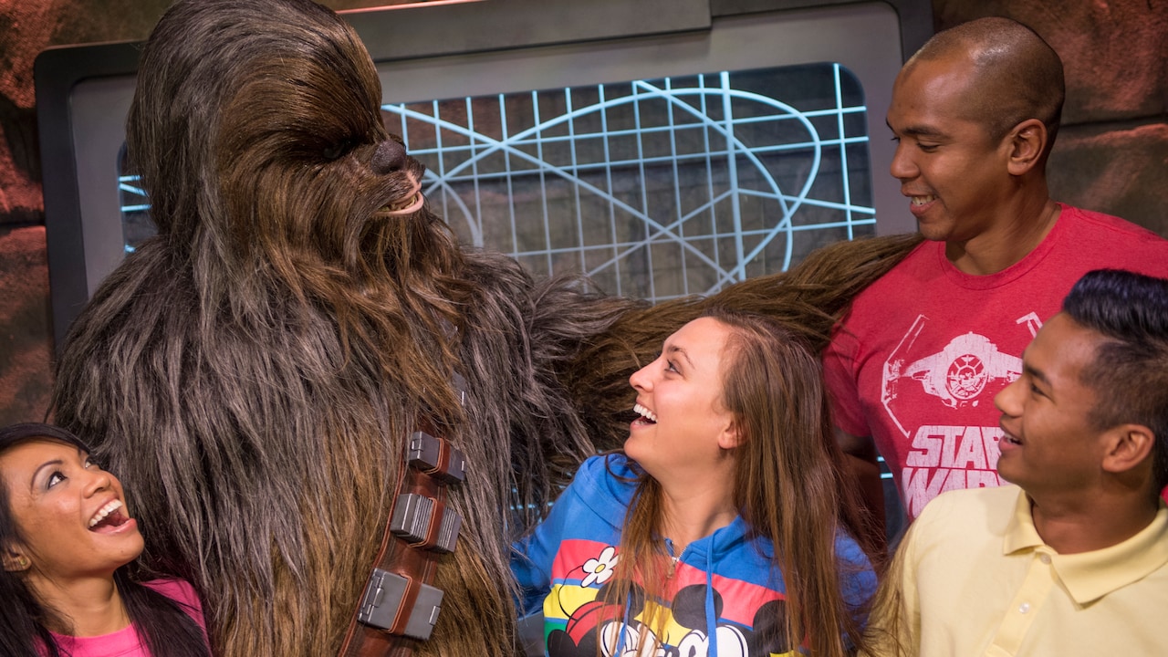 El personaje de Chewbacca posa con 4 Visitantes