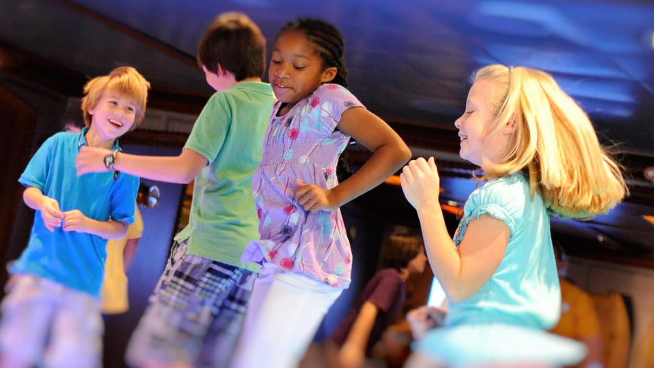 Cuatro niños bailan en la pista de baile