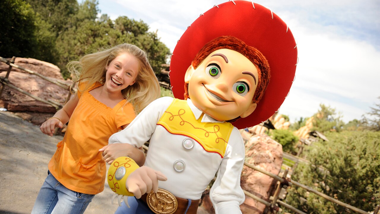 Una niña va agarrada del brazo del Personaje de Disney, Jessie