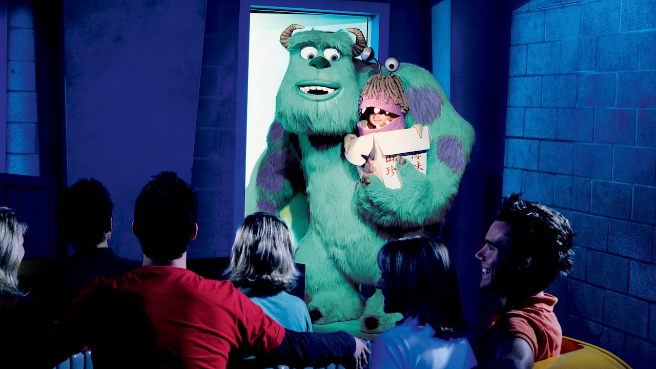 Los Visitantes pasan a Sulley y Boo mientras pasean en la atracción Monsters, Inc. Mike & Sulley to the Rescue!
