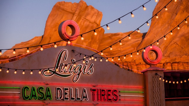 Entrada de Luigi's Rollickin Roadsters en Disney's California Adventure Entrada de Luigi's Rollickin Roadsters en Disney's California Adventure