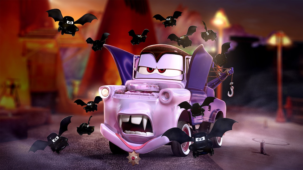 Mini murciélagos negros de Mater vuelan alrededor de Mater, quien está disfrazado de vampiro para Halloween Mini murciélagos negros de Mater vuelan alrededor de Mater, quien está disfrazado de vampiro para Halloween