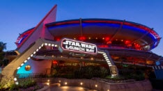 Una marquesina iluminada de Star Wars Launch Bay