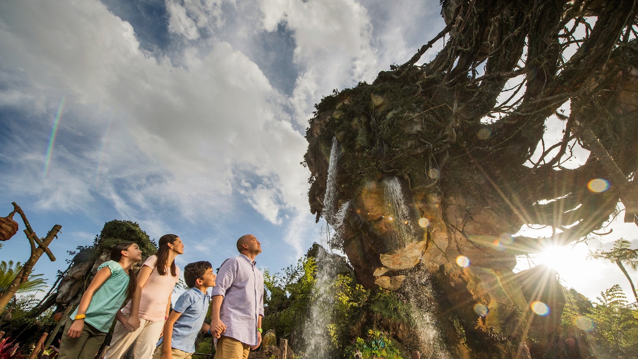 A family of 4 gazing in wonder at the majestic floating mountains of Pandora – The World of Avatar