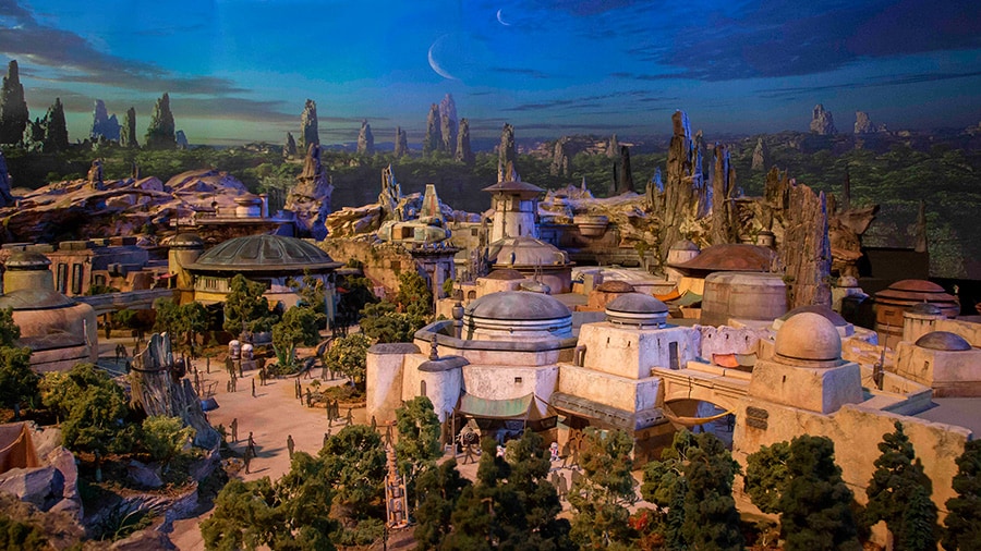 Un modelo conceptual que muestra los edificios de avanzada y las estructuras rocosas de Star Wars: Galaxy's Edge Un modelo conceptual que muestra los edificios de avanzada y las estructuras rocosas de Star Wars: Galaxy's Edge