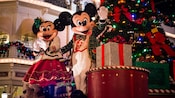 Mickey y Minnie bailan en un carro alegórico del desfile navideño
