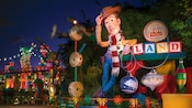 L'entrée de Toy Story Land révèle une statue plus grande que nature du shérif Woody