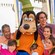 Uma grande família faz uma pose para foto com o Goofy em frente ao Cinderella Castle