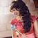 La princesse Elena of Avalor montre son sceptre orné de bijoux à une petite fille souriante vêtue d’un costume d’Elena