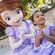 Sofia the First abaixada ao lado de uma menina com fantasia da Sofia the First