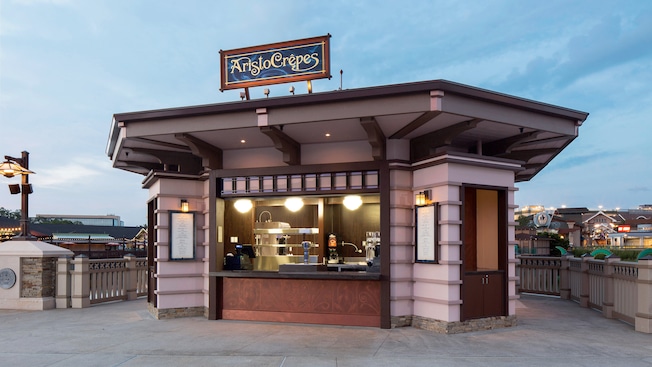 A kiosk with a sign that reads Aristo Crêpes