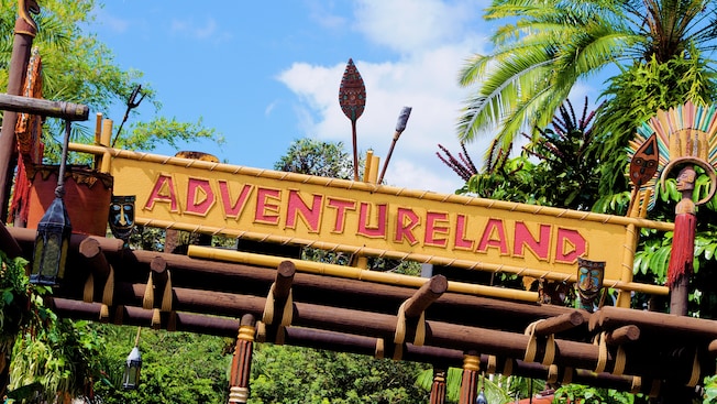 Sunglass Hut Island Supply Stand | Walt Disney World Resort