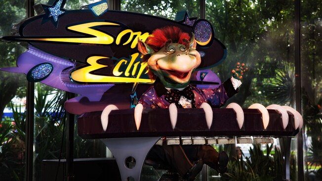 Audio-Animatronics alien lounge-lizard singer Sonny Eclipse on an indoor stage