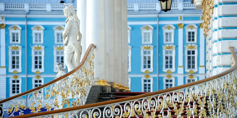 Statue and stairs at the front of the Catherine Palace