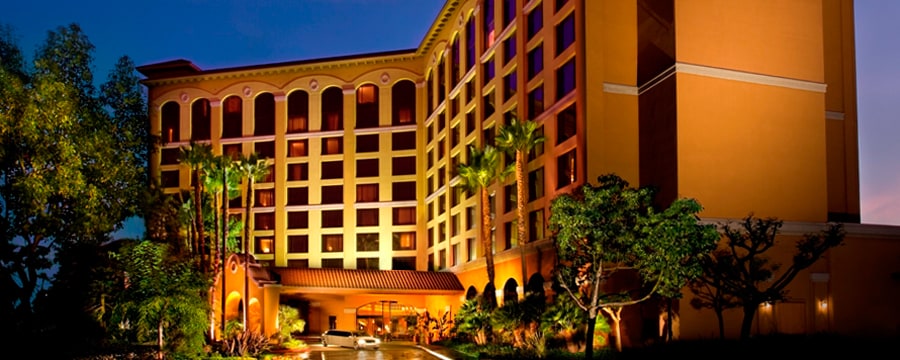 Wyndham Hotel Anaheim Good Neighbor Hotels Disneyland Resort The Entrance To 9 Floor Wyndham Hotel Anaheim Lit Up At Night